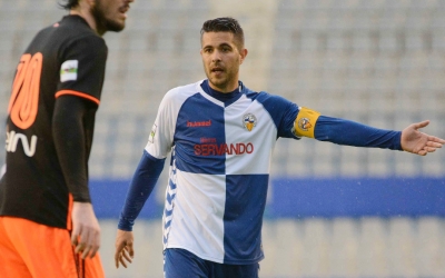 Juanjo vestint el braçalet de capità arlequinat diumenge contra el Valencia Mestalla | Roger Benet (CES)